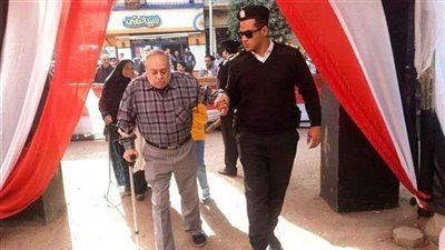 الشرطة تساعد كفيفا على الإدلاء بصوته في الانتخابات الرئاسية بالزيتون