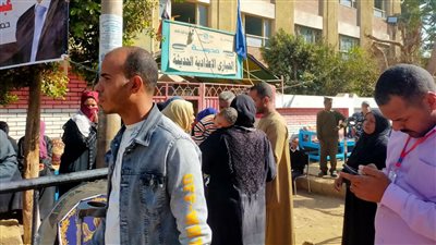 عاجل - صور داخل اللجنة.. إبطال صناديق اقتراع اللجنة 14 فى المنتزه بعد تداول فيديو لأحد المرشحين 