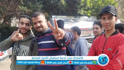 بعلامة النصر.. طوابير للشباب أمام مدرسة قومية الأهرام في مصر الجديدة