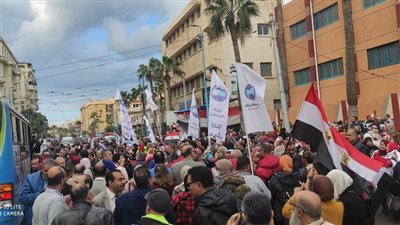 ناخبون بالإسكندرية يحملون العلم ويدعون للمشاركة في التصويت 