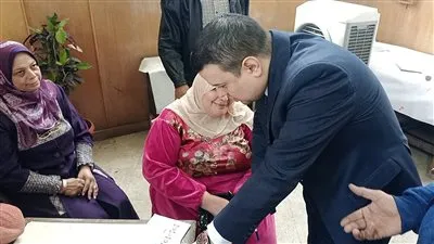 كفيفة بالإسكندرية تصر على التصويت في الانتخابات.. ورئيس اللجنة يساعدها