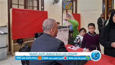 أمهات يحملن أطفالهن خلال الإدلاء بأصواتهن في الانتخابات (صور)