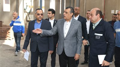وزير الإنتاج الحربي يفاجيء عمال وقيادات 