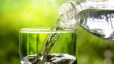 هل يزيد الماء من الوزن؟