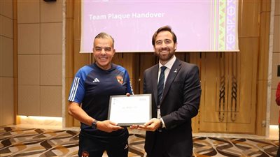 خالد مرتجي يتسلم شهادة توثيق مشاركة الأهلي بكأس العالم للأندية