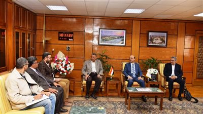 رئيس جامعة أسيوط يستقبل لجنة من وزارة البيئة لتعزيز استخدام الطاقة النظيفة بالمستشفيات الجامعية