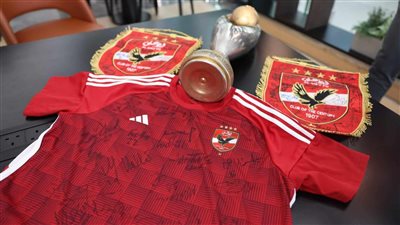 اللجنة المنظمة للمونديال تتسلم كأس إفريقيا وعلم الأهلي وقميص اللاعبين