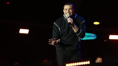 وسط حضور جماهيري.. عمرو دياب يشعل مهرجان 