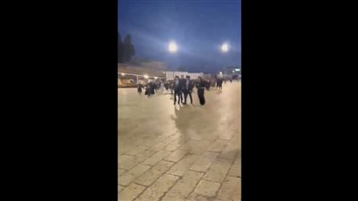 هروب المستوطنين من محيط حائط البراق لدى سماع صافرات الإنذار بعد إطلاق صواريخ على القدس