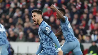 أستون فيلا يحول تأخره إلى فوز صعب على برينتفورد ويعتلي وصافة الدوري الإنجليزي 