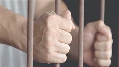 حبس شاب بتهمة طعن كلب بسلاح أبيض وحيازة مخدرات بالمقطم 