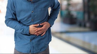 ألم يسار البطن.. أسباب وعلامات وكيفية التعامل
