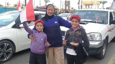 بنحبك يا سيسي.. أطفال بورسعيد بصحبة أهاليهم يرفعون صور الرئيس احتفالا بفوزه