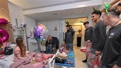 محمد صلاح يتصدر التريند بعد توزيعه هدايا على أطفال انجلترا