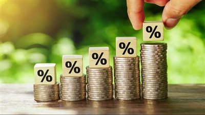 سعر الفائدة وتأثيرها على الدخل الشخصي.. خبراء يوضحون 