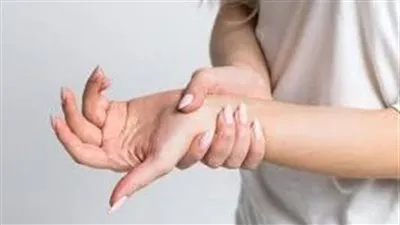 رجفة اليد.. علامة خفية على وجود مشكلة صحية