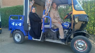 حكاية أيمن الحلي منوفي يحول مركبة التوكتوك إلى تروتوكتوك لحمل الأشخاص والبضائع 