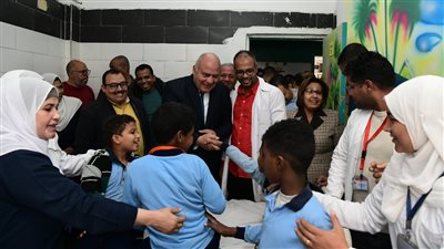 محافظ قنا: التحقيق في إصابة 20 تلميذا باختناق داخل مدرسة 