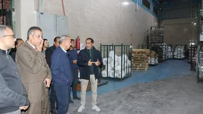 محافظ القليوبية يتفقد أحد المصانع المتخصصة في تعبئة المنتجات الغذائية بالقناطر الخيرية