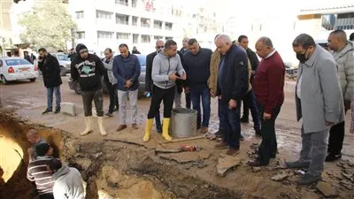 محافظ الجيزة يتفقد أعمال إصلاح كسر بماسورة مياه بتقاطع طريق الشيشيني 