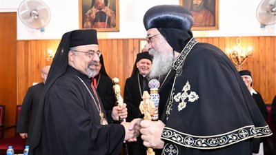 البابا تواضروس يهنئ بطريرك الأقباط الكاثوليك بعيد الميلاد