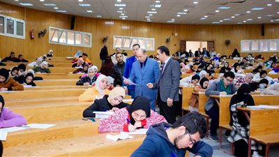 رئيس جامعة المنصورة يتفقد أعمال الإمتحانات بكليتى الآداب والحقوق