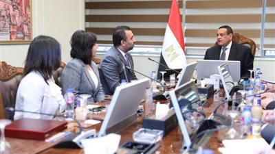 وزير التنمية المحلية يلتقي مسئولي شركة 