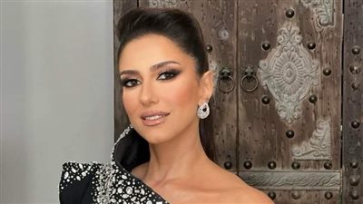 حنان مطاوع تستلم جائزة الريادة لـ الراحل أشرف عبد الغفور نيابة عن ريهام عبد الغفور 