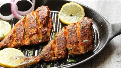 طريقة عمل السمك المقلى المقرمش ومقاديره وكيفية عمل أرز السمك 