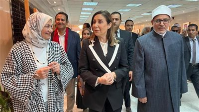 قيادات الأزهر ووزيرة الثقافة يفتتحون معرضا فنيا على هامش ملتقى الأزهر الدولي للكاريكاتير