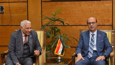 رئيس جامعة أسيوط يستقبل وفدا ممثلا عن لجنة قطاع الآداب بالمجلس الأعلى للجامعات