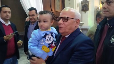 محافظ بورسعيد يزور عددا من الكنائس ويهنئ الكاثوليك بعيد الميلاد المجيد