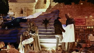 فنان فلسطيني يكشف عن مجسم وضع مكان شجرة الميلاد في بيت لحم