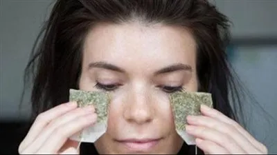 فوائد كمادات الشاي للعيون.. طريقة طبيعية وفعّالة للتخفيف من الانتفاخ والتهيج