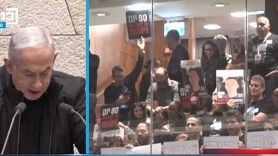 شاهد.. أهالي الأسرى الإسرائيليين يقاطعون نتنياهو أثناء حديثه أمام البرلمان