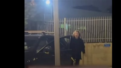 بكلمات لاذعة.. مستوطنة تهاجم جنود لواء جولاني وتقذفهم بالتهم| بالفيديو