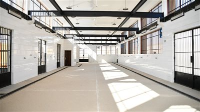 ضمن مشروعات برنامج التنمية المحلية.. محافظ قنا يتفقد مجزر المنيرة الحديثة