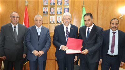 رئيس جامعة المنوفية يعلن الكليات الفائزة بجائزة التميز الحكومي ويكرم فريق العمل