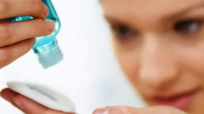 بخطوات بسيطة.. دليل شامل حول طريقة استخدام التونر وتحسين روتين العناية بالبشرة