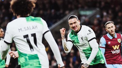 ليفربول يفوز على بيرنلي بثنائية ويتصدر الدوري الإنجليزي الممتاز