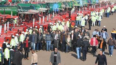 محافظ الدقهلية يشهد اصطفاف الجرارات ومقطورات كسح مياه الأمطار