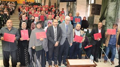 رئيس جامعة المنوفية يكرم 303 من أعضاء الجهاز الإداري (صور)