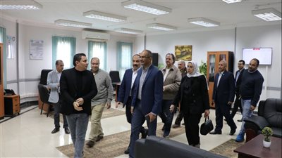 نائبا وزير الإسكان ومحافظ الشرقية يزوران شركة 