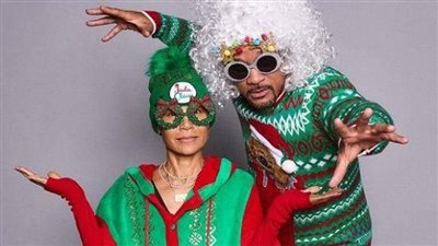 ويل سميث يجري جلسة تصوير خاصة بالكريساس بإطلالات احتفالية طريفة