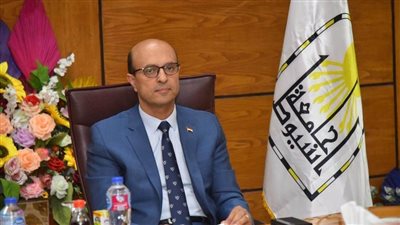  رئيس جامعة أسيوط يتلقى تقريرا من نائبه عن ما تم إنجازه من أعمال بمستشفى الطب البيطري
