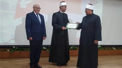 وزير الأوقاف يُكرم إمام المسجد التوفيقي ببورسعيد