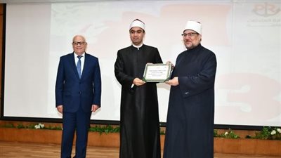 وزير الأوقاف يكرِّم الفائزين بجائزة التميز الوظيفي بمحافظة بورسعيد