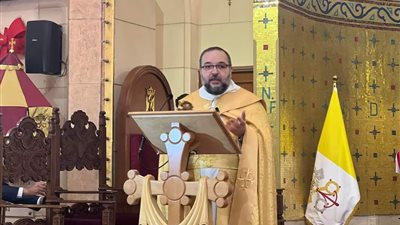 رئيس الكنيسة الكلدانية بمصر يحتفل بليلة عيد الميلاد المجيد
