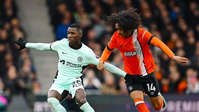 تشيلسي يحقق فوزًا مثيرًا على لوتون تاون بثلاثية في الدوري الإنجليزي 