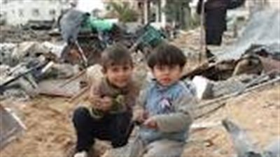 من غزة.. شاب يحمل جثمان طفله بسلة دراجته ويمضى لدفنه!